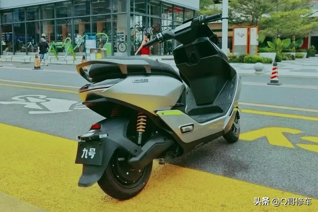 同样是九号的高端电动车，新亮相的M5车型对比E300，配置怎么样