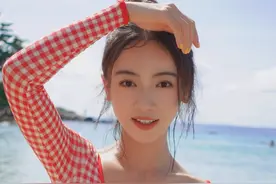 吴谨言这红格子泳装，真的很别致！图片