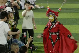 ​成都少年闪耀榕江“村超”，川剧变脸与《成都》合唱引爆全场图片