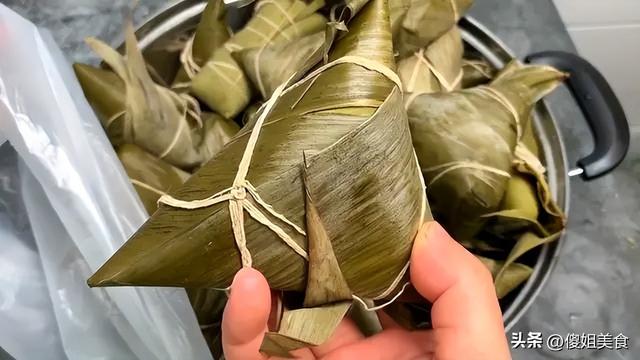 煮粽子，别光会用清水煮，牢记多放2种料，粽子软糯，营养不流失