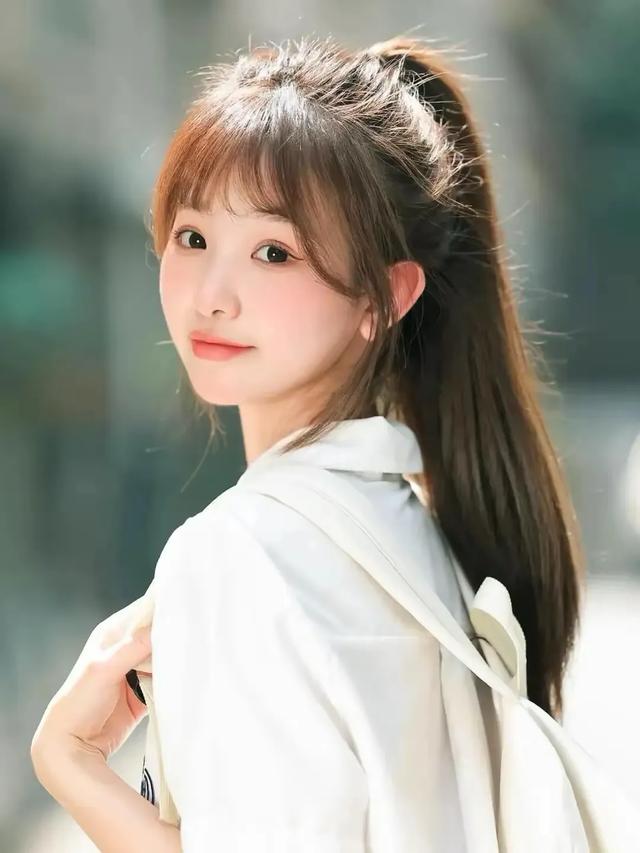 甘肃兰州一校花，楚楚动人	，倾国倾城，这气质堪称校园天花板