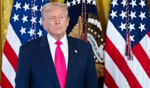 出大事！美国亮杀手锏：F-35搭载核弹起飞，毒刀已伸到中俄脖子下