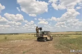 俄军突击队出新招，中国越野车加双联机枪，上打无人机下扫射战壕图片