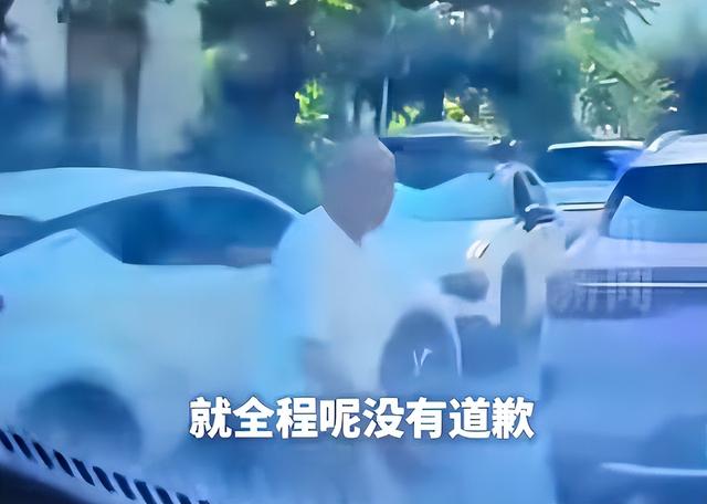无牌奥迪加塞恐吓女子后续！纹身男身份被扒，难怪嚣张，恐被拘留