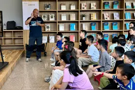 长知识！蛇会通过信子捕捉空气中的味道 保定徐水新华书店邀请专业人员指导小读者观察动物捕食图片