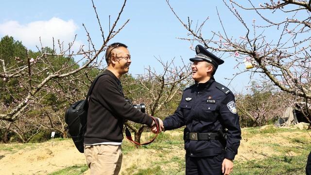屏南县公安局代溪派出所：烂漫乡旅桃花盛，景中有“警”有安心