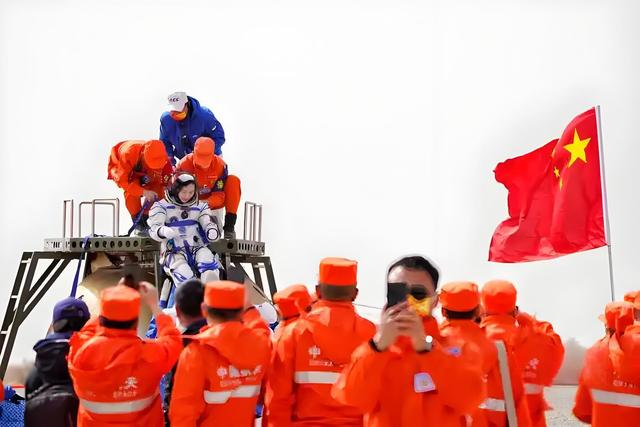 牺牲太大了！中国首个出舱女宇航员谈太空之旅：落地后路都走不了