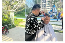 太原万柏林区：60岁以上老年居民及附近的环卫工人免费理发图片