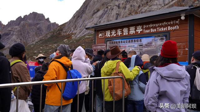 国庆中秋假期第三天，莲宝叶则景区迎来客流小高峰