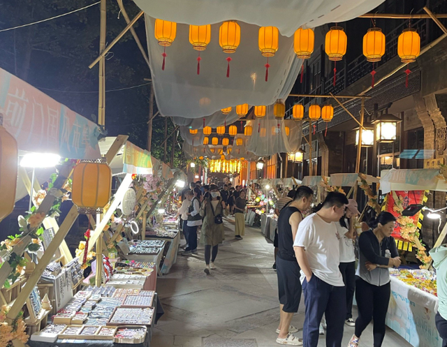 俄罗斯姑娘来中国旅游，回国发文称：中国的晚上太精彩了，别出门