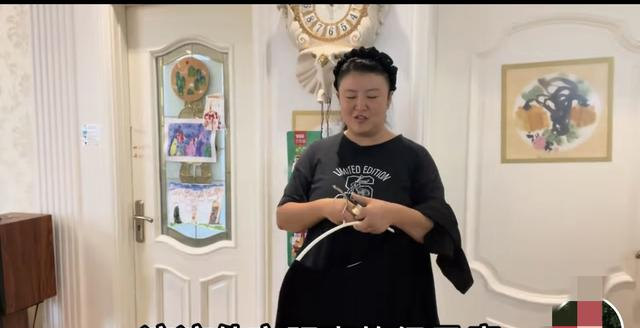小二姐：精致亮相，买新裙子炫耀巨显瘦 结果一言难尽 网友：减