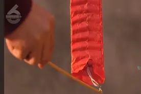 妈妈正洗着碗，“嘭”的一声，孩子“手指就不见了”图片