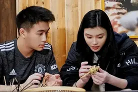 太帅了！何猷君为奚梦瑶拍卖点天灯，网友：就知道小说写保守了图片