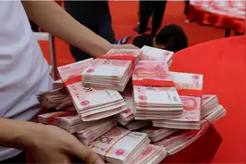 江西女子索要68万彩礼，婚后8年一直还债，得知父母没还礼后崩溃图片