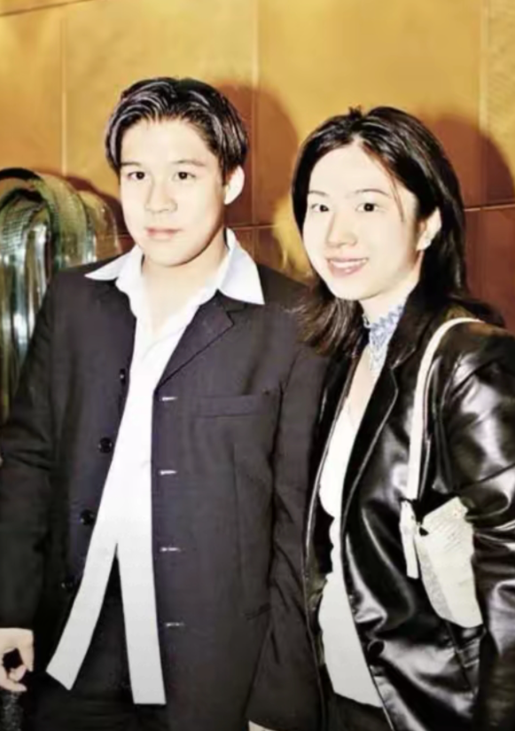 三连升！霍启刚官宣喜讯，新身份给郭晶晶长脸，让李嘉诚不敢吭声