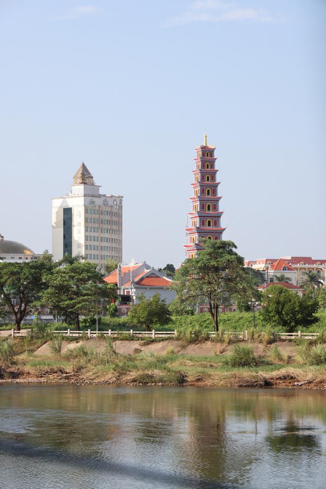 广西这座沿边、沿海、沿江的城市，一步横跨两国，10元直达越南！