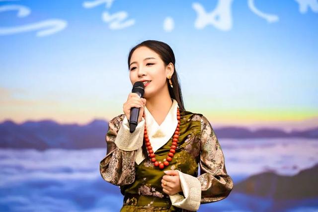 雪山作序 彩林入画 “阿坝冰雪之夜”发出最美秋日邀约