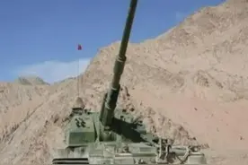 155mm榴弹炮进行高仰角射击，为什么炮弹不会从炮膛里掉下来？图片