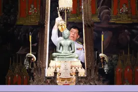 泰国国王王后为玉佛换热季新装！图片