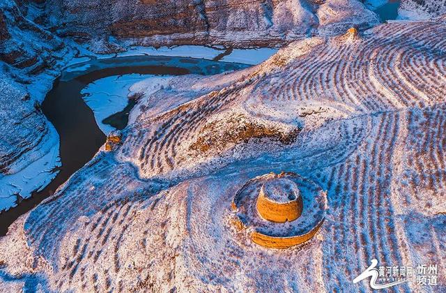 长城“牵手”黄河！偏关老牛湾大雪刷屏