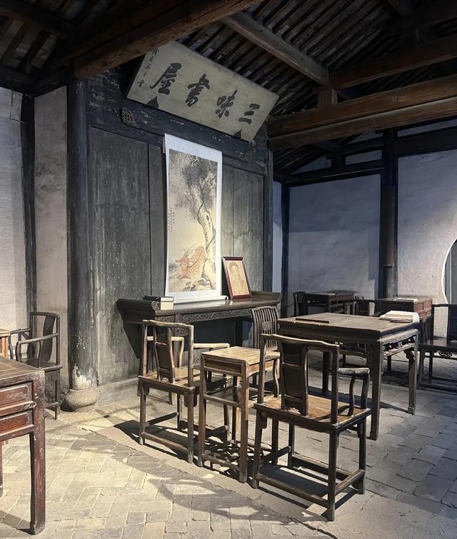 浙江绍兴是鲁迅故里,地铁1号线直达,那里有百草园和三味书屋