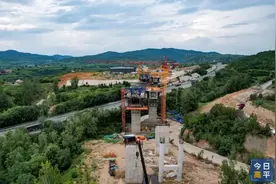 国道208（高平段）改扩建项目全线控制性工程建设提速图片