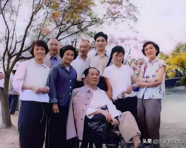 毛主席的机要秘书谢静宜有多美？长相清纯可爱，当过北京市委书记