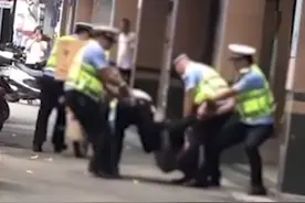 男子被喷催泪剂抬走涉事民辅警停职图片