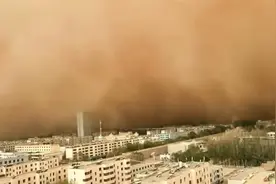 青海格尔木突遇10级狂风，掀起百米沙墙，当地居民称朋友圈都被“搅黄”了图片