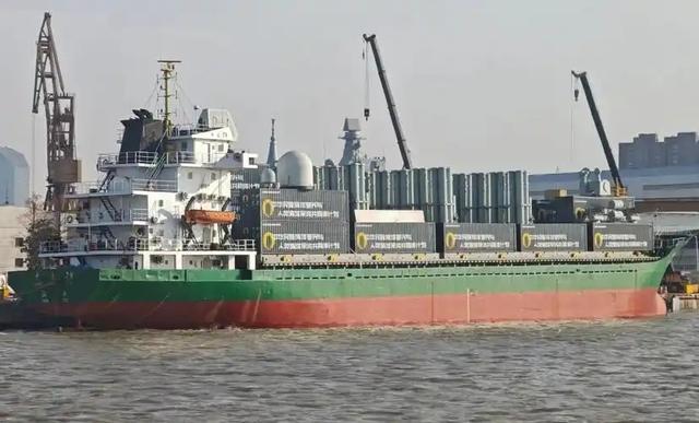 神秘货轮现身港口，集装箱布满导弹发射管，中国低成本武库舰？