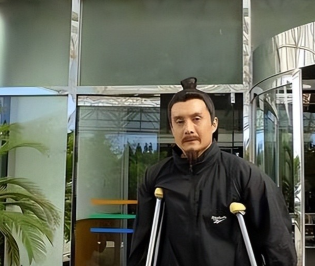 他被谢霆锋打成重伤，发妻6次流产绝情离开，如今街头卖卤肉为生