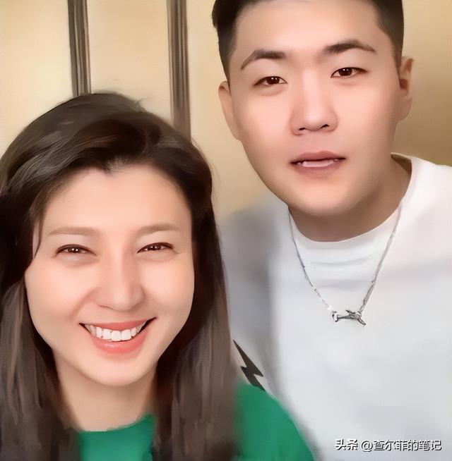 道歉不到24小时，闫学晶再迎三大噩耗，她儿子可能30万都赚不到了