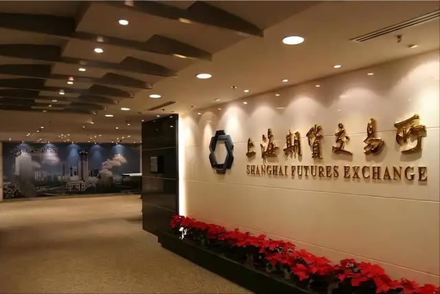 人民币遭伏击！伦敦交易所踢中国出局，紧要关头全球资本弃美投中