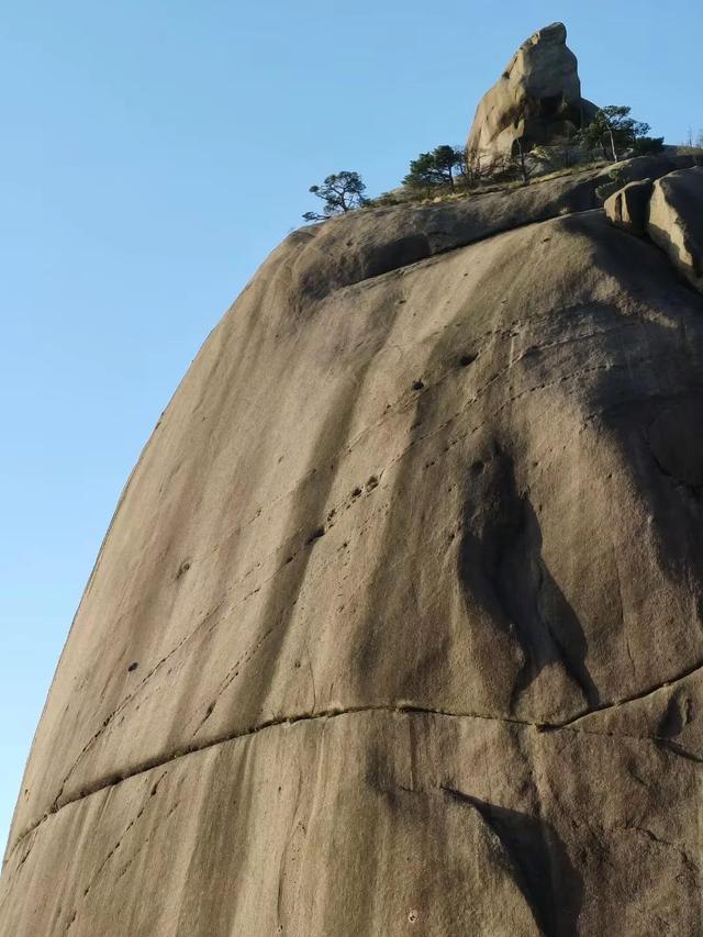 漫步黄山松掩山丛树杪，云隐仙踪徒步蹬道千阶
