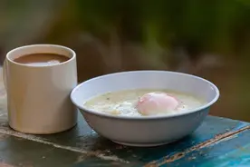 “开水冲鸡蛋”滴香油，坚持喝，对身体有没有好处？图片