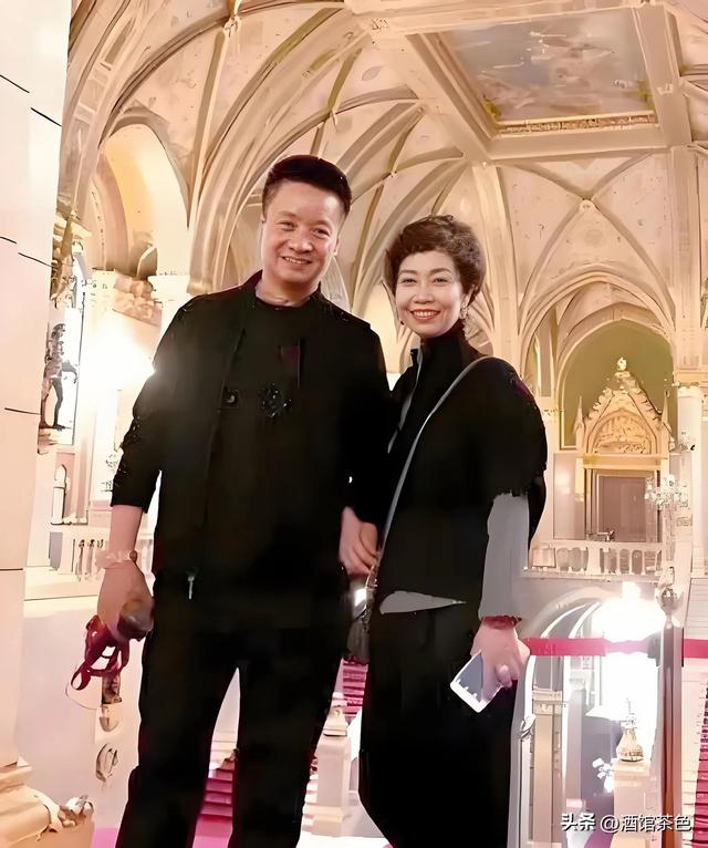 阎维文妻子现状：66岁驼背苍老瘦成皮包骨，夫妻差1岁像两代人