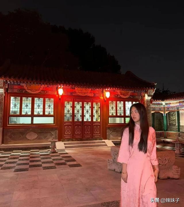李湘母女入住北京四合院酒店，一晚4000多，王诗龄穿旗袍很端庄