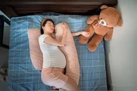 为什么孕妈一睡觉，胎儿就动起来了?你是不是有这样的情况图片