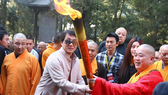 释永信生活有多奢华？身穿16万袈裟包养情妇，寺内义工曝更多内幕