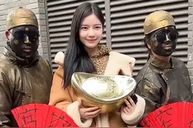 王灿带老公杜淳一起感受成都宽窄巷子，打卡一家有仪式感的餐厅！图片