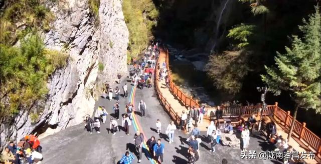 国庆假期第二天，官鹅沟迎来旅游高峰