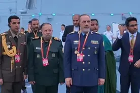 停战不到12小时，伊防长现身青岛，在中方军舰前驻足已久图片