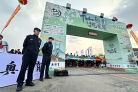 记者在现场丨千山越野赛开跑 民警为赛事保驾护航图片