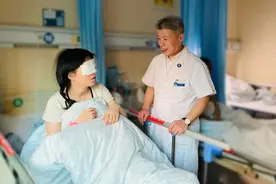 1400度轻松摘镜，ICL助超高度近视女教师圆梦“4K新视界”图片