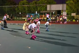 暑期学轮滑要循序渐进 更要护好安全图片