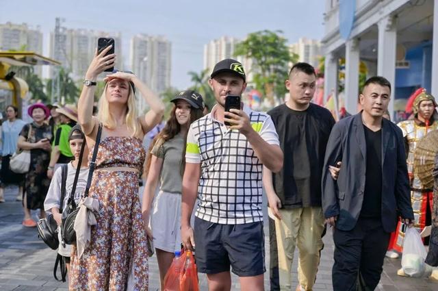 海口入境游氛围愈发浓厚！外国朋友来了都说方便