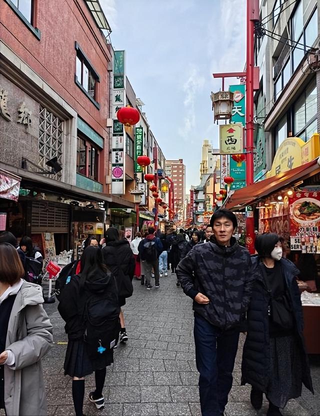 安徽小伙到日本开餐厅年入百万，娶小7岁美娇妻，定居日本23年
