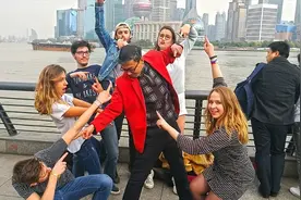 1700万外国人涌入中国，北京胡同里，挤满了老外图片