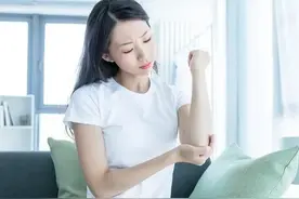 我49岁，更年期的第二个阶段，就开始肘关节轮换着疼，太受折磨图片