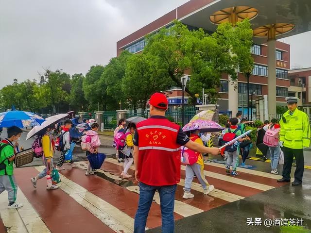 开学第一天，学校的“操作”令多少家长崩溃，是时候出手管管了！